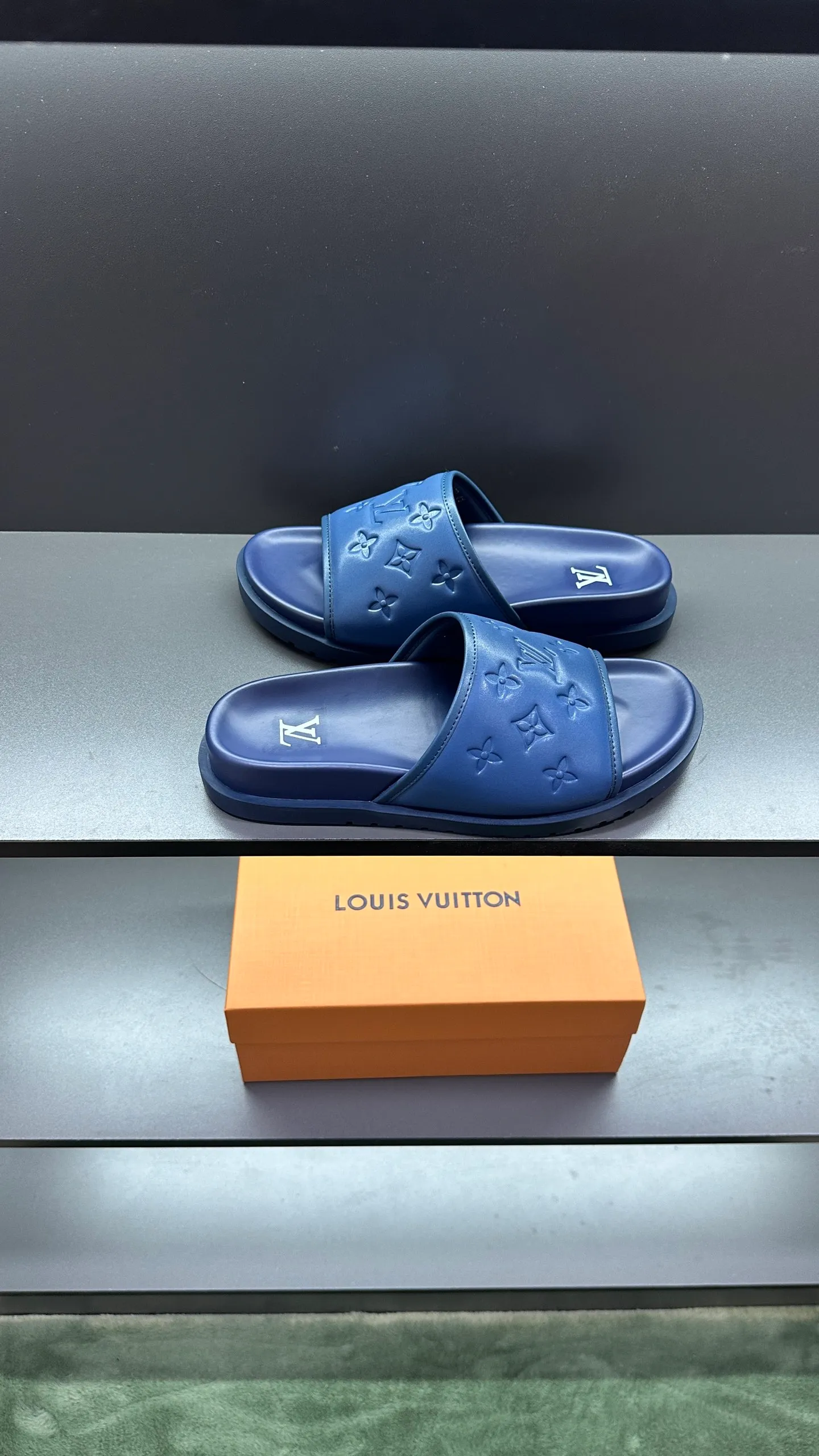 [L Home] P: 300💰Size: 38-45 Top purchasing lv men's summer slippers, classic presbyopia with soft real leather lining, unique color splicing effect, distinctive personality, fashionable and trendy essential style, light and comfortable. Lightweight and tough rubber insole, micro ridged foam outsole, super comfortable!